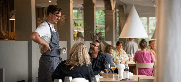 restaurangchef jonathan samtalar med gäster