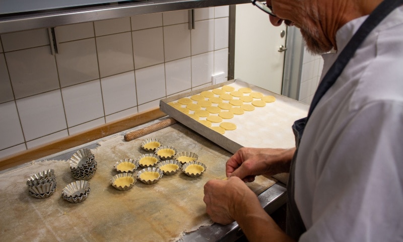 Tommy Stolt, konditor på Ulriksdals Värdshus, bakar mandelmusslor